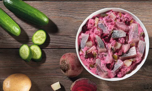 Schüssel Heringssalat mit Roter Bete, Gurken und Kartoffeln