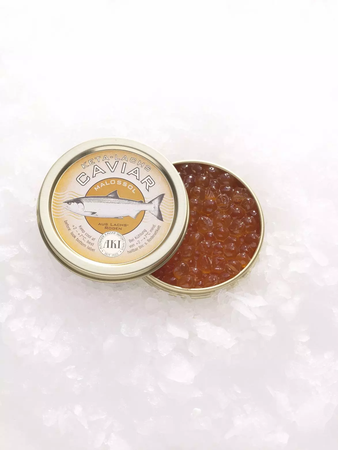 Dose mit rotem Keta-Lachs Kaviar auf Eis geöffnet