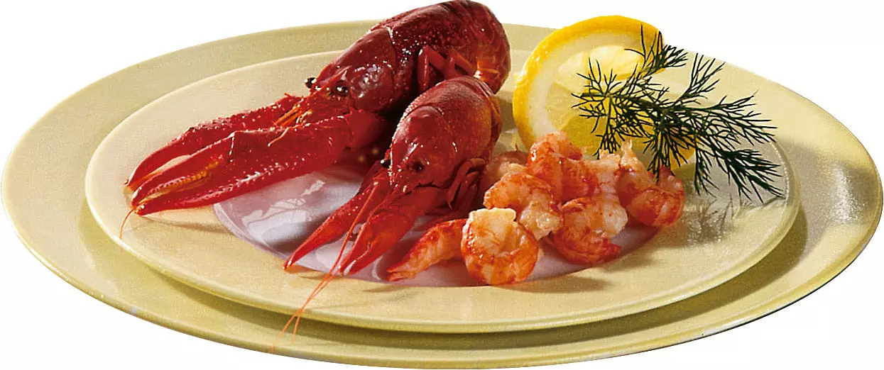 gekochte Flusskrebse und Scherenfleisch auf Teller mit Zitro