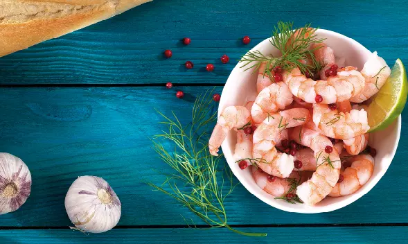 Gekochte Garnelen mit Limette und Dill in Schale