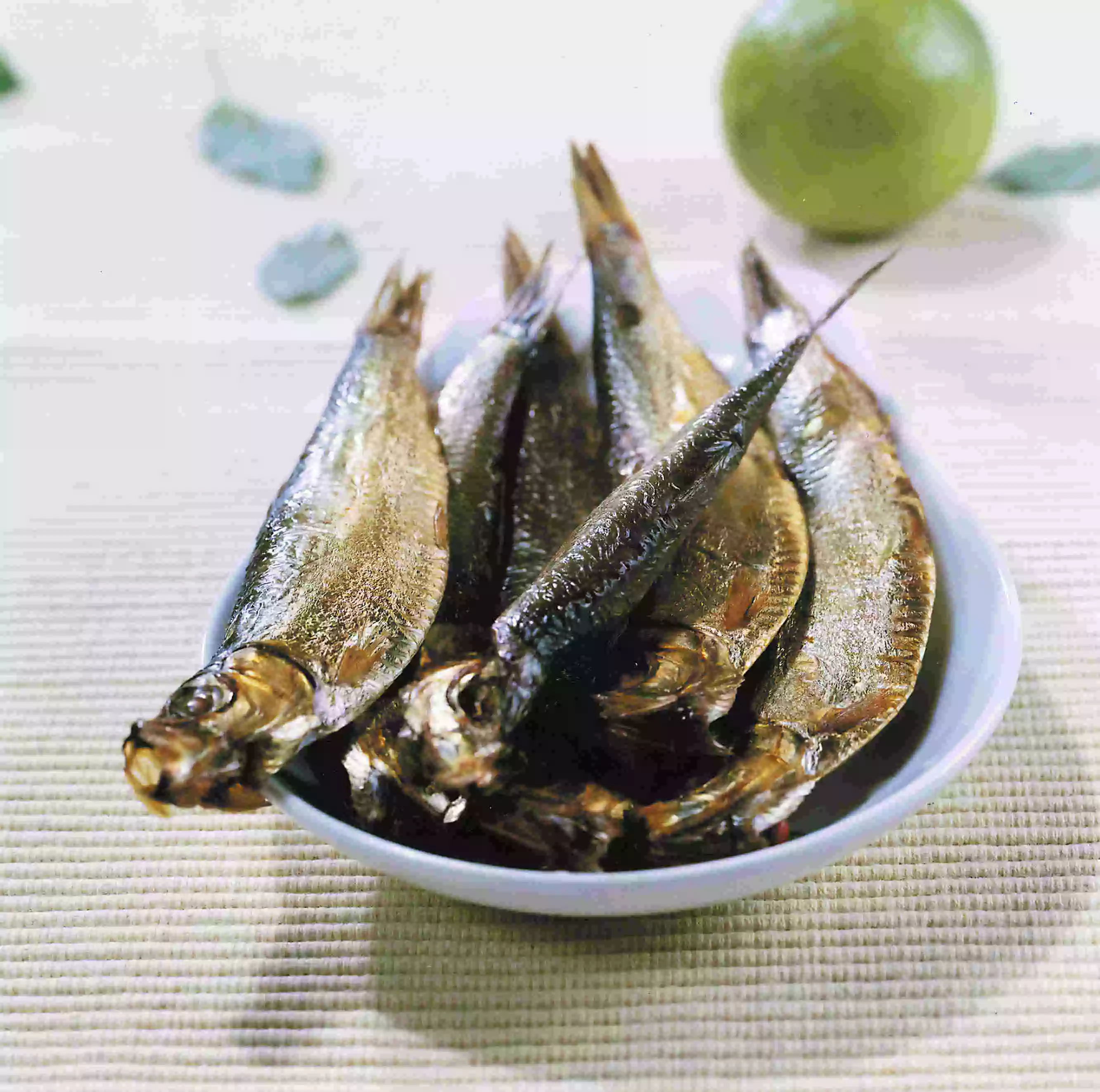 geräucherte Sprotten auf weißem Teller