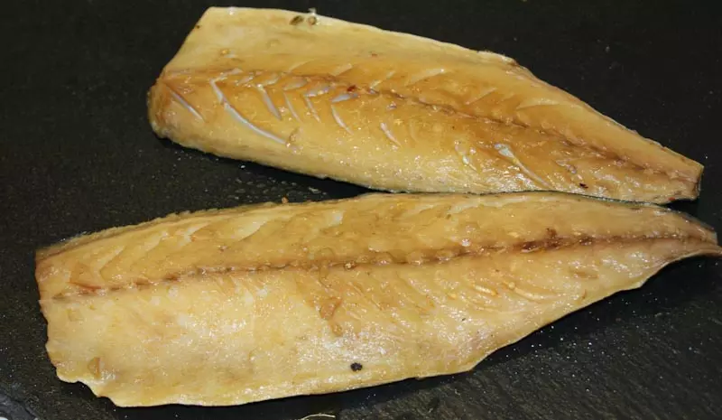 zwei heißgeräucherte Makrelenfilets auf dunklem Untergrund