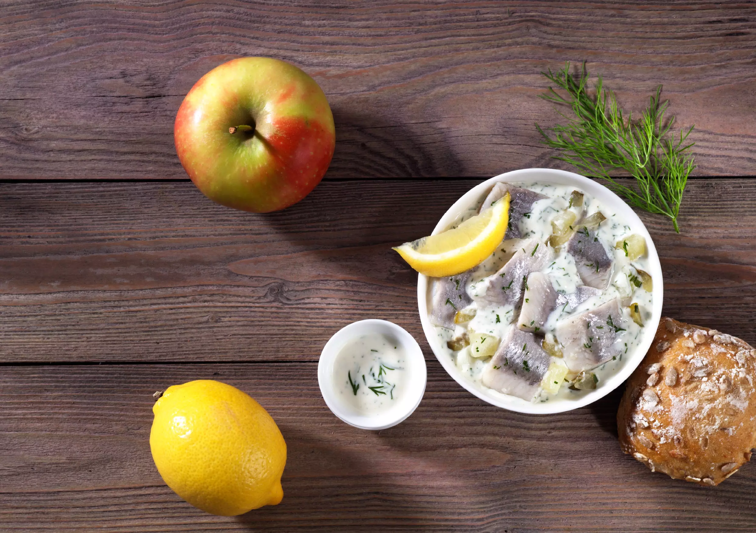 Heringssalat in Sahnesoße mit Zitrone, Apfel und Brötchen