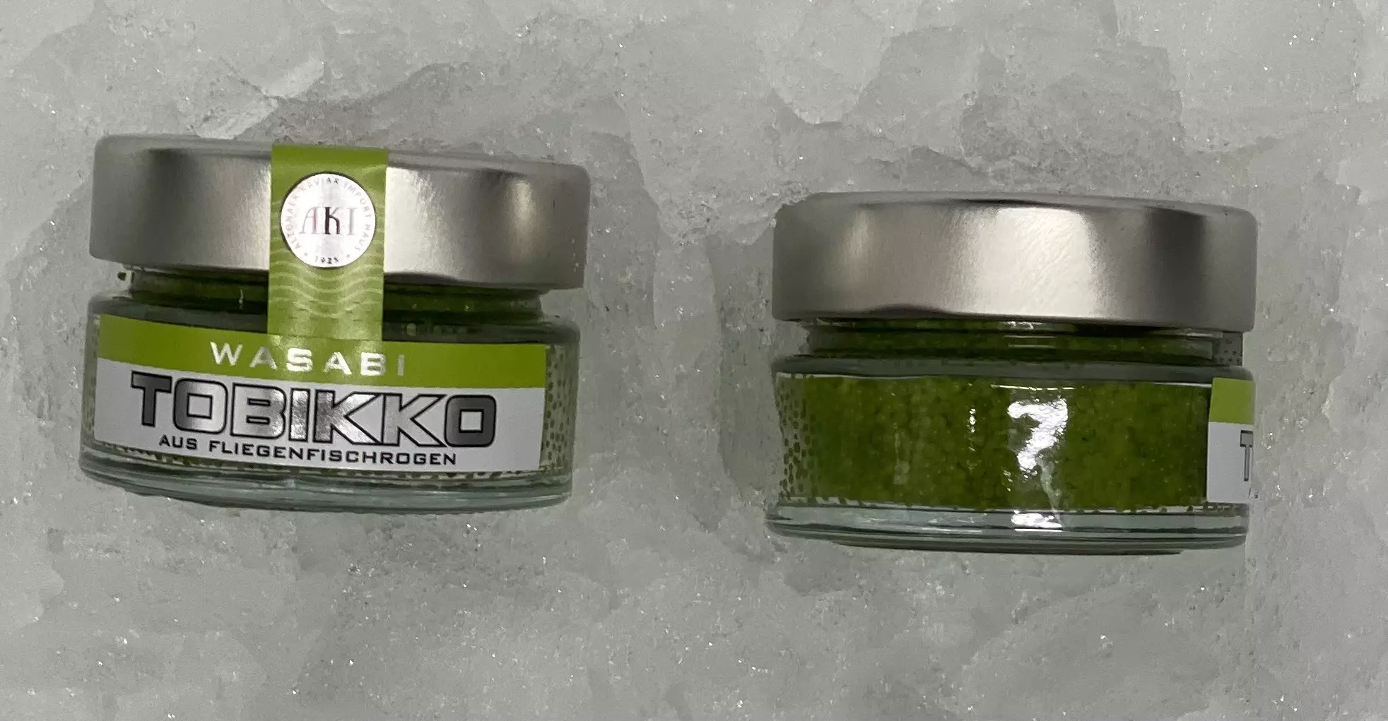 Grüner Tobikko Wasabi im Glas auf Eis liegend