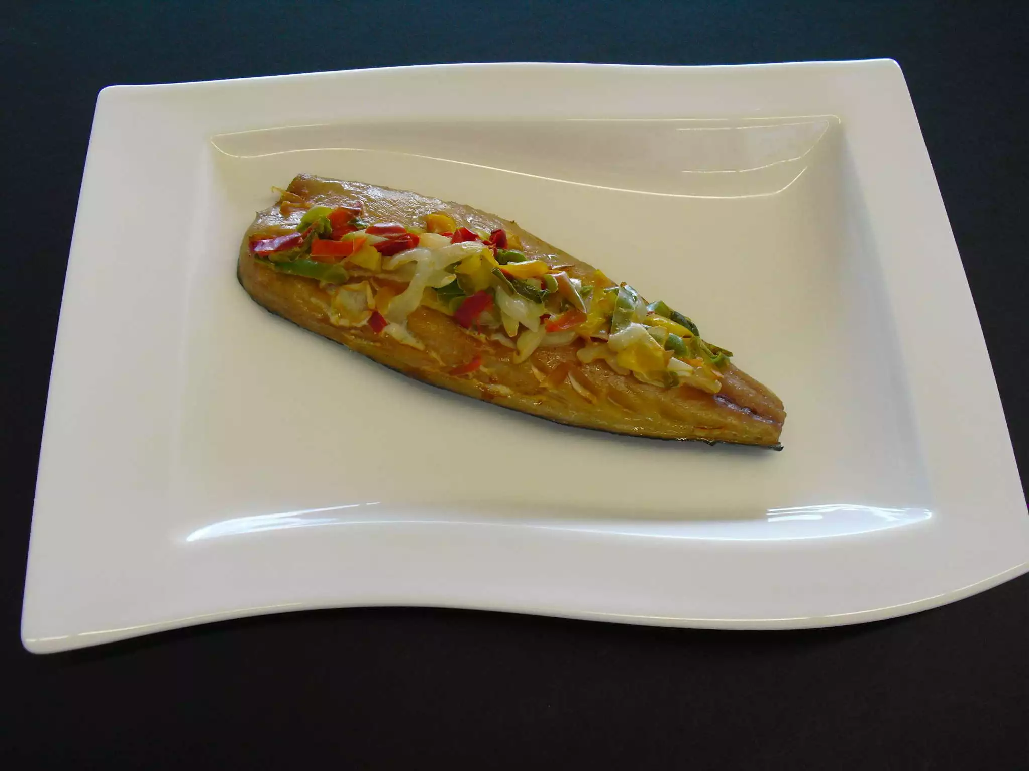 Makrelenfilet mit Gemüse auf weißem Teller serviert