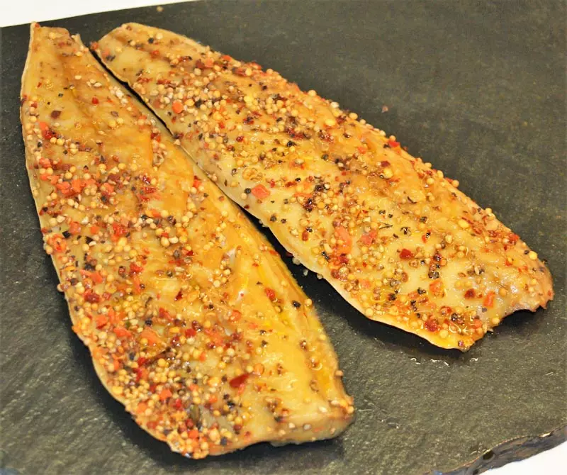 zwei gewürzte Makrelenfilets ohne Haut auf Schieferplatte