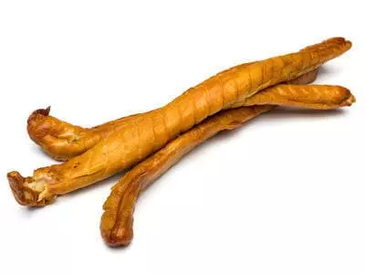 ganze geräucherte Aale auf weißem Hintergrund