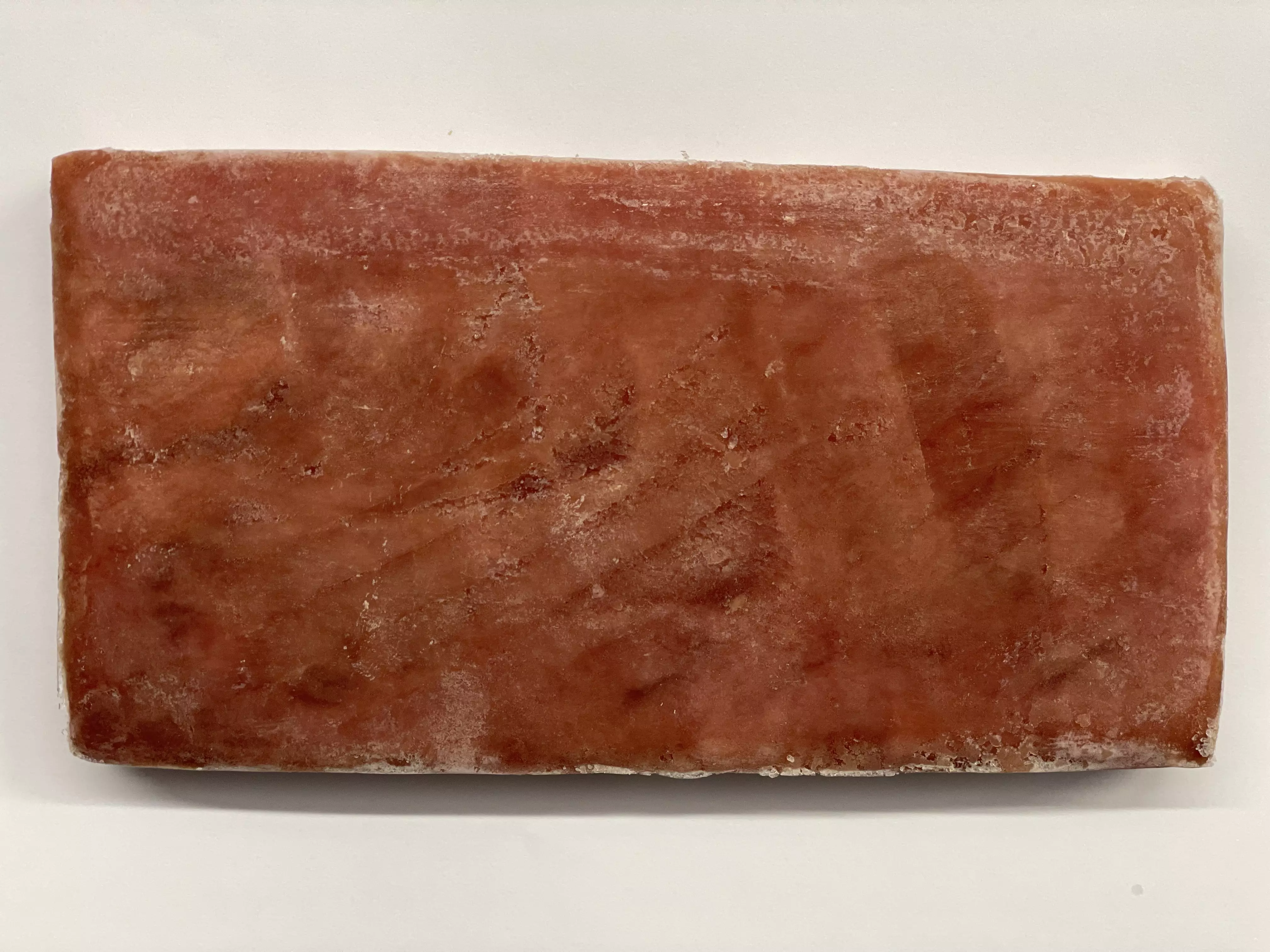 roher Thunfischblock, rechteckig, auf weißem Hintergrund