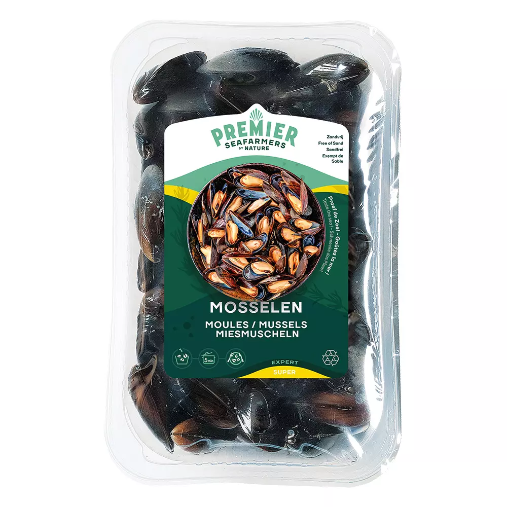 Verpackte rohe Miesmuscheln in Kunststoffschale