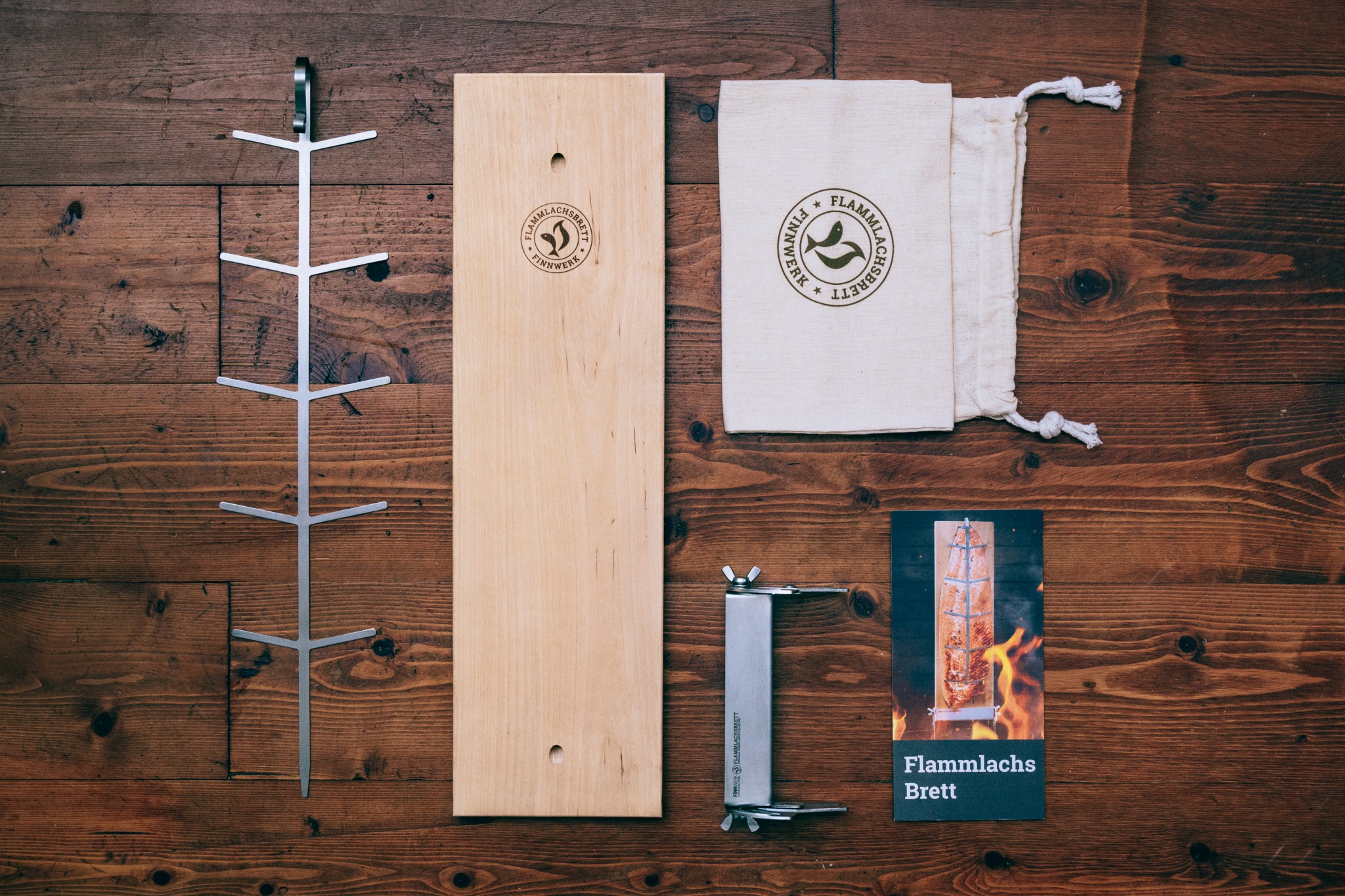 Holzbrett, Metallhalterung, Stofftasche und Anleitung für FlammLachs Brett