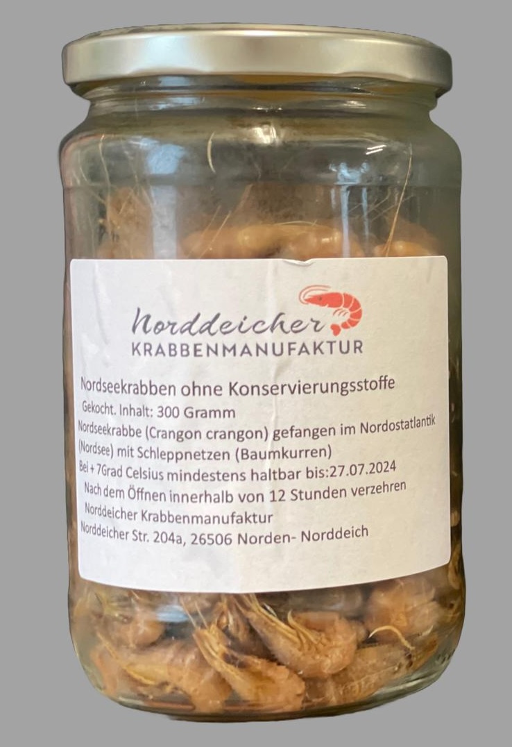 Ein Glas mit Nordseekrabben von der Norddeicher Krabbenmanufaktur. Inhalt: 300 Gramm, gefangen im Nordostatlantik. Mindestens haltbar bis 27.07.2024.