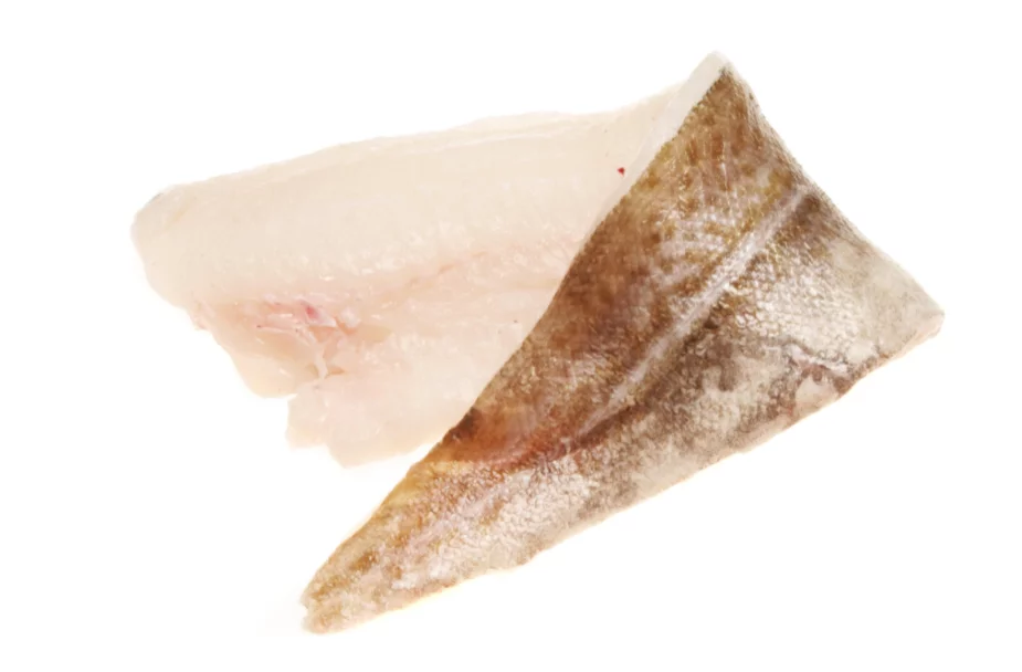 Rohes Seelachsfilet mit Haut auf weißem Hintergrund